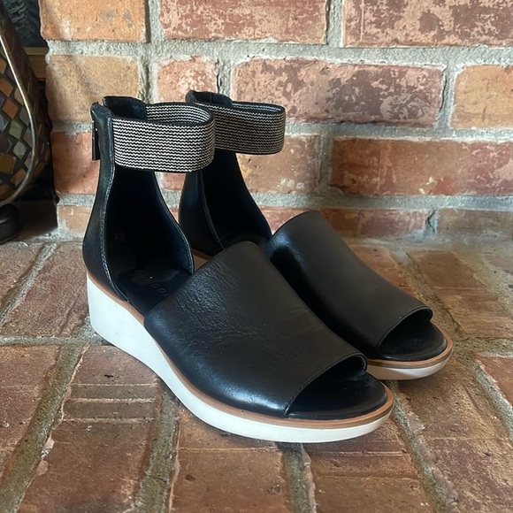 Lori Goldstein Black Leather Saffy Ankle Strap Wedge Sandals - Picture 1 of 8